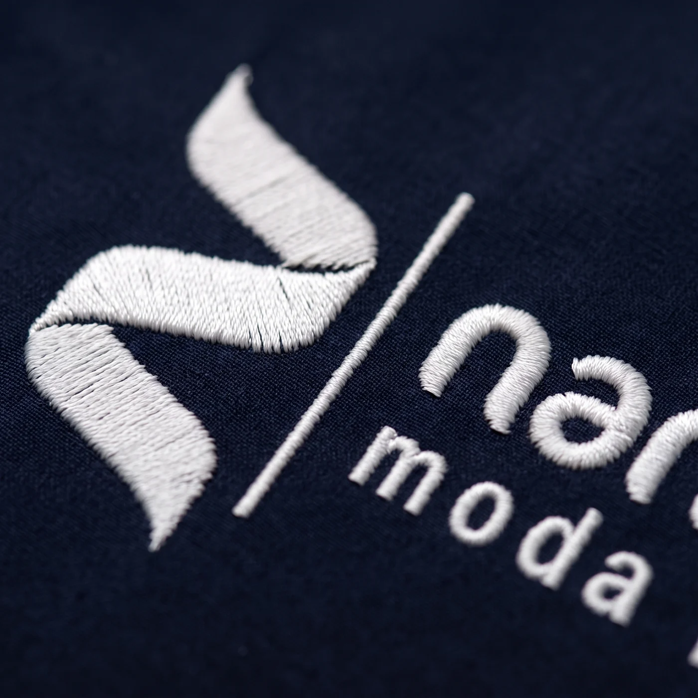 Logo Namastê bordado em uniforme